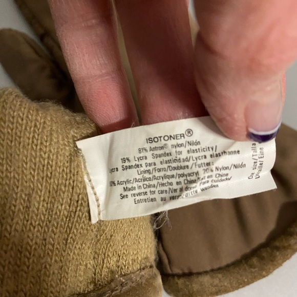 Isotoner woman's soft & stretchy gloves with suede palms, Sz. 7-7 1/2  (says OS) - Picture 4 of 5